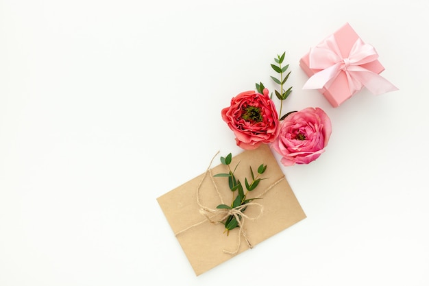 Composição do dia dos namorados: caixas de presente rosa com fita, coração e rosa
