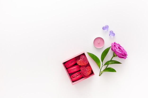 Composição do dia dos namorados com caixa de presente e rosa