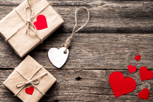 Composição do dia dos namorados com caixas de presente e corações. Vista do topo