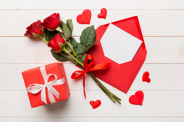 Composição do dia dos namorados com envelope flor rosa e coração vermelho na mesa Vista superior plana conceito de férias
