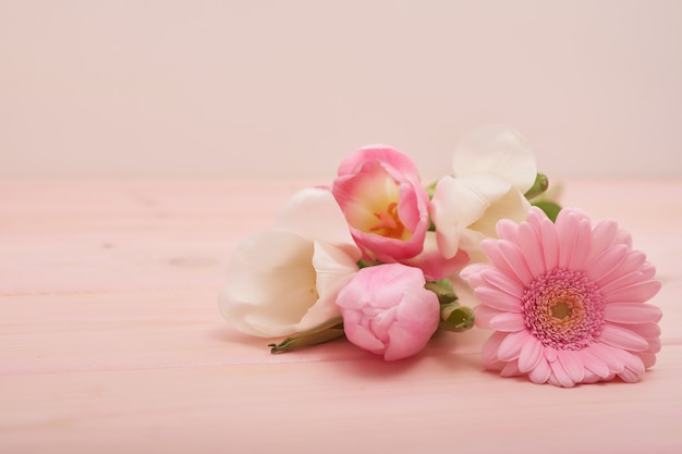 Composição do dia dos namorados com flores.