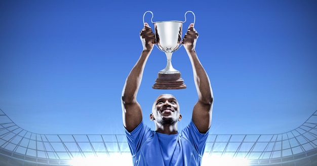 Composição do esportista comemorando a vitória, segurando o troféu no estádio
