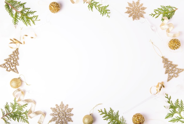 Composição do feriado de natal Festivo padrão dourado criativo bola de férias de decoração de ouro de natal com árvore de natal de flocos de neve de fita em fundo branco