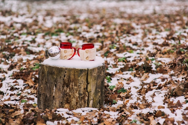 Composição do inverno com bebida quente no fundo da natureza