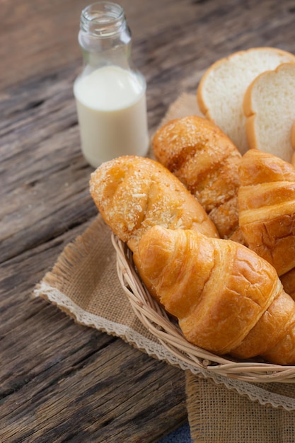 Composição do pão com cesta de vime e pão diferente