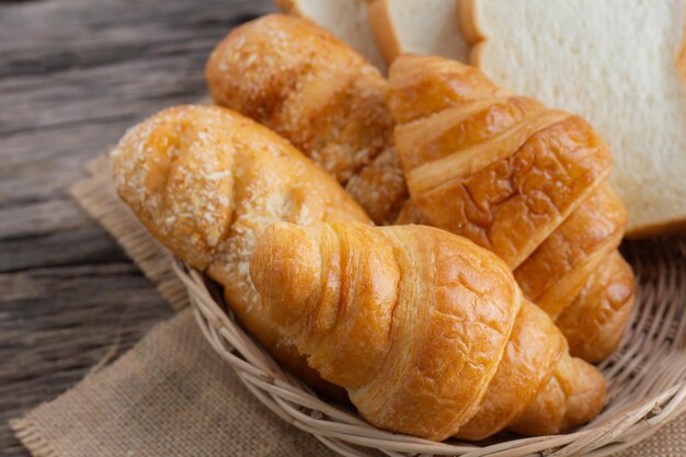 Foto composição do pão com cesta de vime e pão diferente