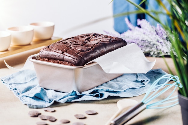 Composição do pão de chocolate em forma de metal