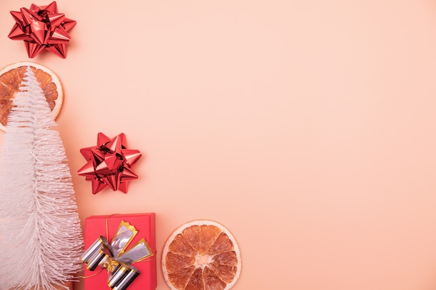Composição do quadro de natal ou ano novo. decorações de natal de ouro em fundo rosa