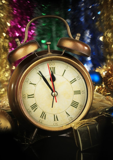 Foto composição do relógio e decorações de natal em fundo brilhante