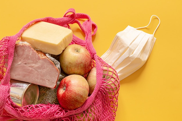 Composição dos alimentos em um saco de barbante close-up. Doações de alimentos ou o conceito de entrega de alimentos durante a quarentena.