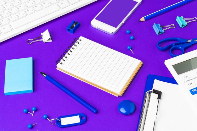 Composição dos itens de estilo de vida do escritório em roxo, material de escritório para teclado de computador na mesa no escritório