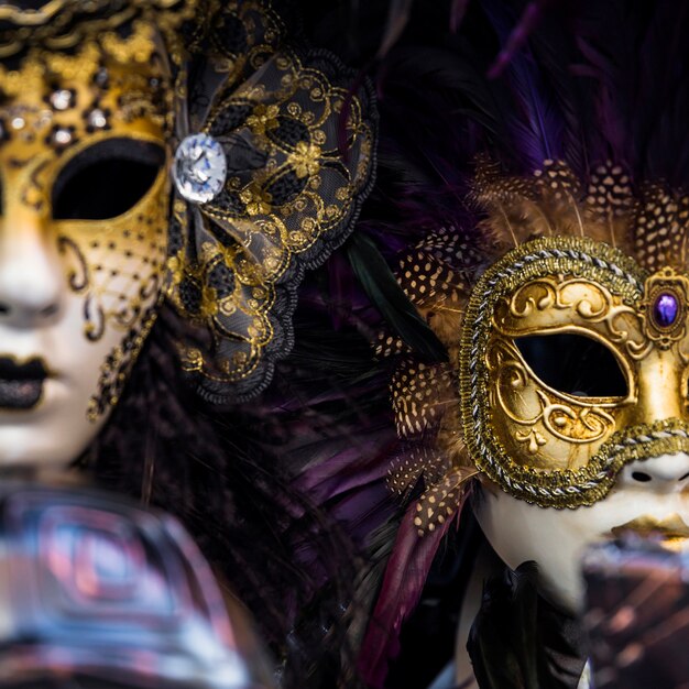 Composição elegante com máscara do carnaval veneziano