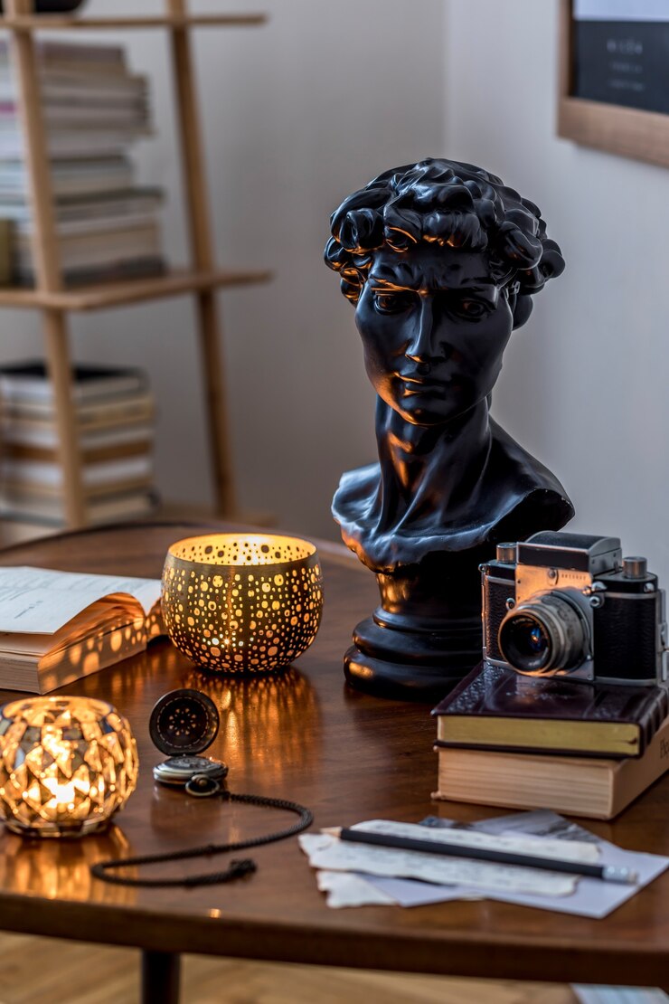 Foto composição elegante de acessórios pessoais elegantes no interior da biblioteca privada com estante de livros e mesa vintage. decoração retro da casa. velas, câmera fotográfica e muitos livros. fechar-se.