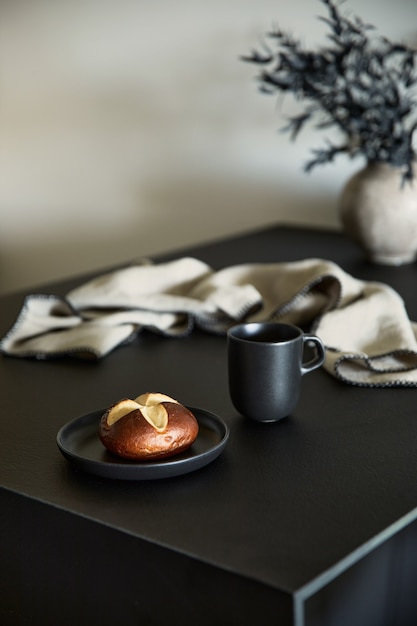 Composição elegante do interior moderno do pequeno espaço de jantar. ilha de cozinha preta e acessórios de jantar. paredes neutras. conceito masculino minimalista. detalhes. modelo.