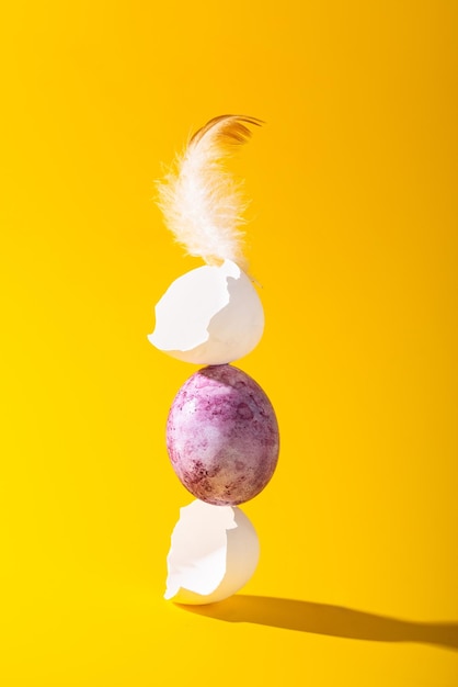 Composição equilibrada moderna com ovos de Páscoa