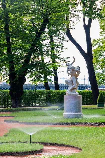 Composição escultórica Rapto da Mulher Sabine no antigo parque da cidade Summer Garden em São Petersburgo Rússia