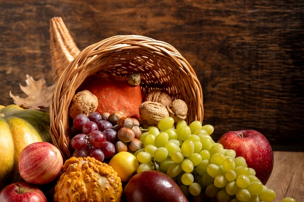 Foto composição festiva de cornucópia com comidas deliciosas