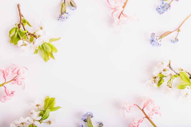 Composição festiva de flores de verão de primavera selvagem no fundo branco Vista superior aérea plana lay Copiar espaço Aniversário Mães Namorados Mulheres Conceito de dia de casamento