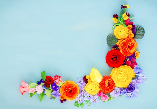 Composição festiva de flores na mesa azul