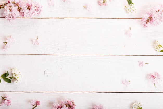 Composição lilás de flores de verão de primavera selvagem festiva no fundo branco de madeira Vista superior plana lay Copiar espaço Aniversário Dia dos namorados da mãe Conceito do dia do casamento das mulheres