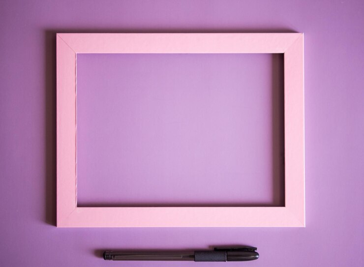 Foto composição mínima com moldura rosa vazia e espaço para texto