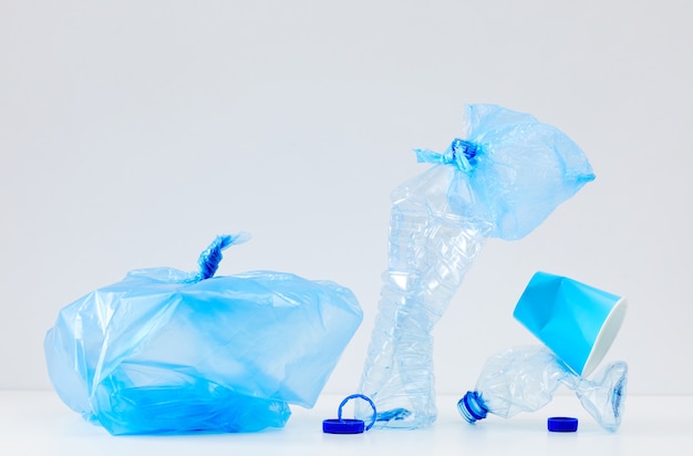Composição mínima de itens de plástico azul descartados, classificação de lixo e conceito de reciclagem