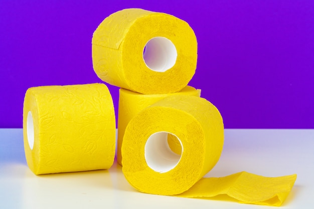 Composição minimalista de rolos de papel higiênico amarelo brilhante