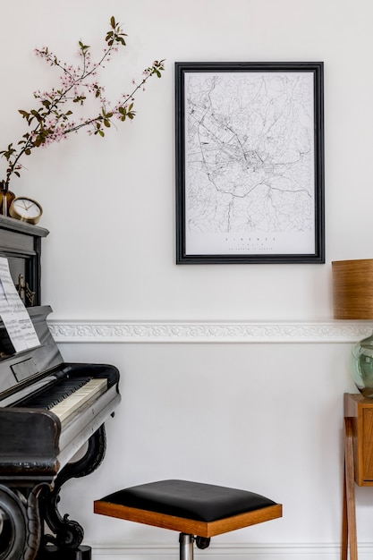 Composição moderna do interior da casa com um piano preto elegante, gabinete de design, flores da primavera, lâmpada, decoração, mapa de pôster simulado e acessórios pessoais elegantes em uma decoração elegante.