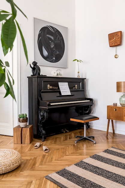 Composição moderna do interior da casa com um piano preto elegante, móveis de design, carpete, cactos, plantas, decoração, pinturas e acessórios pessoais elegantes na decoração da casa.