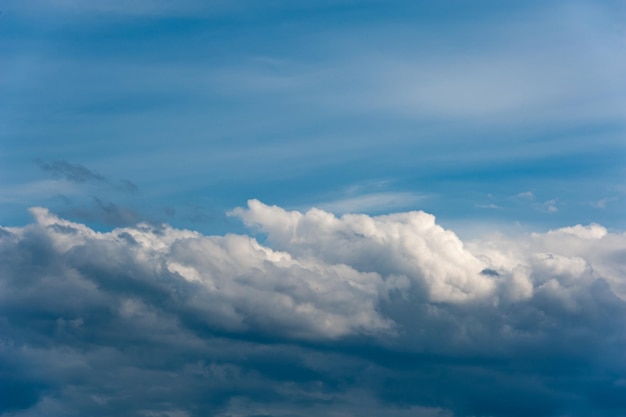 Composição natural do céu. Fundo abstrato do céu azul vasto ensolarado. Cloudscape bonita, vista sobre nuvens fofas brancas. Conceito de liberdade, no céu. Elemento de design.