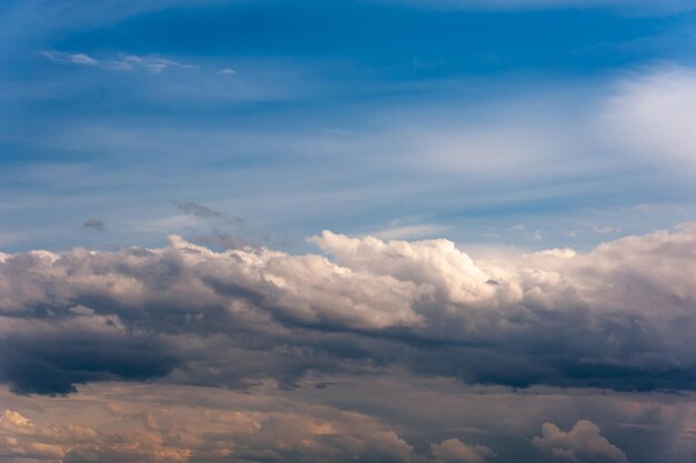 Composição natural do céu. Nuvens de chuva de tempestade coloridas escuras e sinistras. Céu dramático. Cloudscape tempestuoso nublado. Trovoada. Elemento do design do apocalipse. Tonificado.