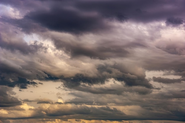 Composição natural do céu. Nuvens de chuva de tempestade coloridas escuras e sinistras. Céu dramático. Cloudscape tempestuoso nublado. Trovoada. Elemento do design do apocalipse.