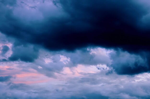 Foto composição natural do céu nuvens de chuva de tempestade coloridas sombrias e sinistras céu dramático nuvens nublados tempestuosos tempestade elemento de design do apocalipse tonado
