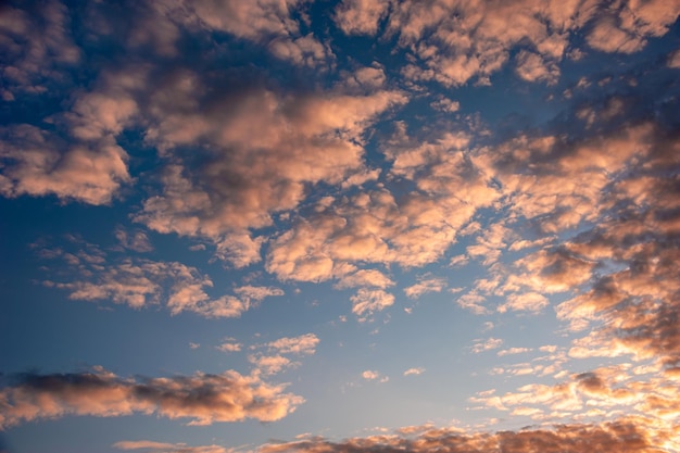 Composição natural do céu. Pôr do sol, fundo abstrato dramático do céu ao nascer do sol. Cloudscape bonita, vista sobre nuvens coloridas fofas. Conceito de liberdade, no céu. Paisagem natural do pôr do sol do crepúsculo.