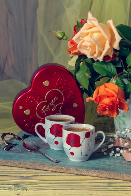 Composição para o dia dos namorados ou aniversário Romântico buquê de rosas doces e xícaras de café