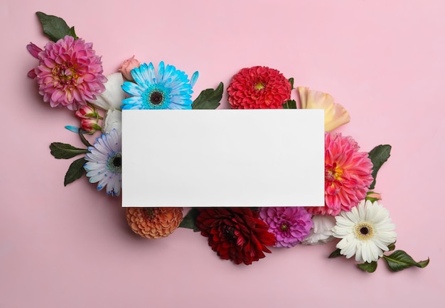 Foto composição plana com cartão em branco dália e flores gerbera em fundo rosa espaço para texto