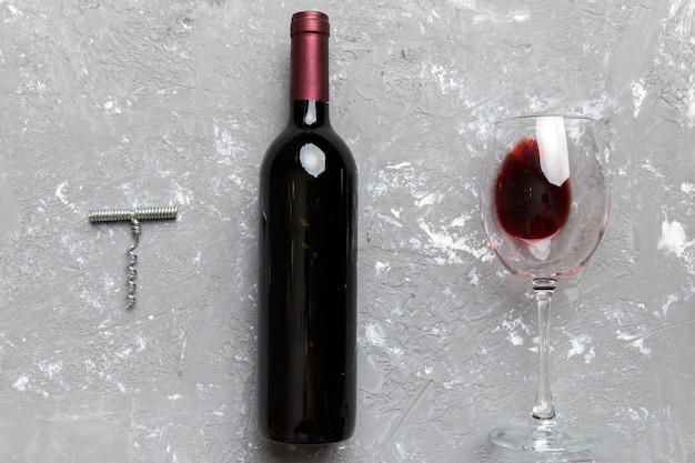 Composição plana com garrafa de vinho e vidro elegante em mesa colorida Vista superior plana com espaço de cópia
