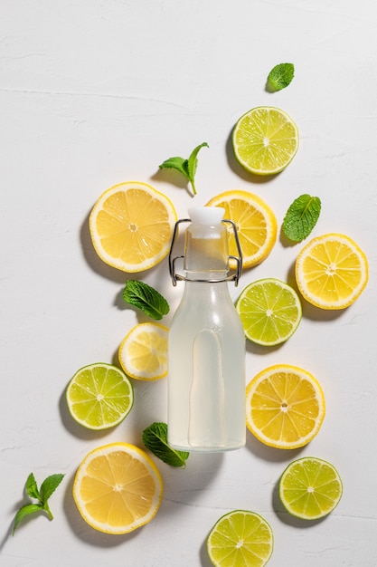 Composição plana com limão limão bebida detox de hortelã com ingredientes bebida de verão