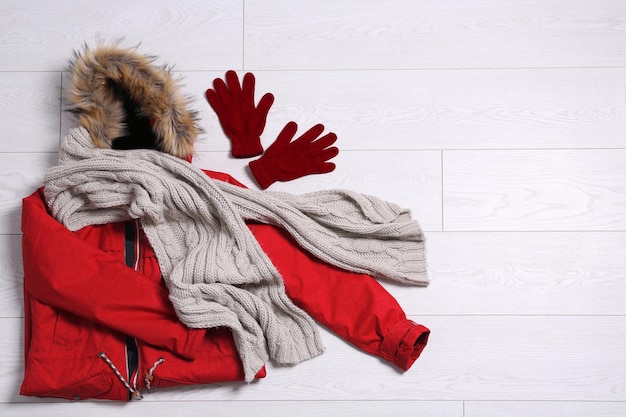 Foto composição plana com roupas quentes para férias de inverno em fundo de madeira espaço para texto