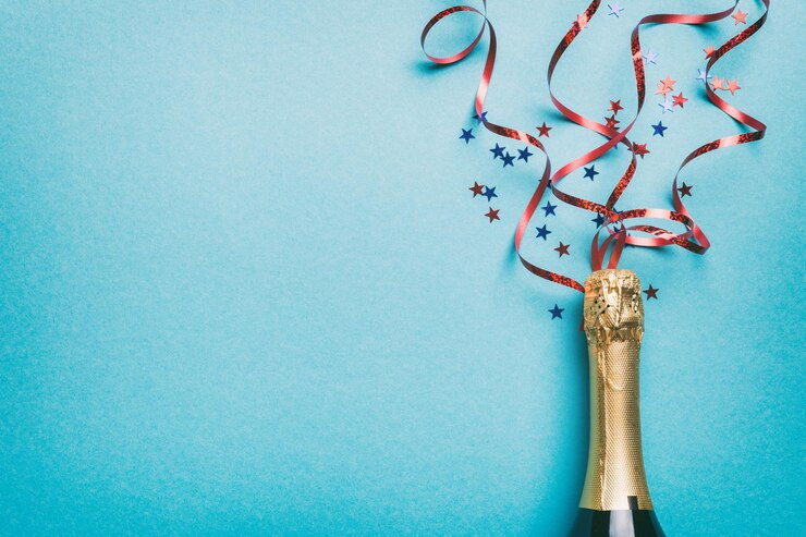 Foto composição plana criativa com garrafa de champanhe e espaço para texto na cor de fundo garrafa de champanhe com serpentinas de festa coloridas feriado ou conceito de natal