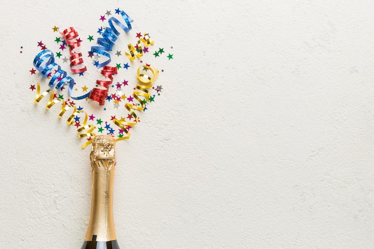 Foto composição plana criativa com garrafa de champanhe e espaço para texto na cor de fundo garrafa de champanhe com serpentinas de festa coloridas feriado ou conceito de natal