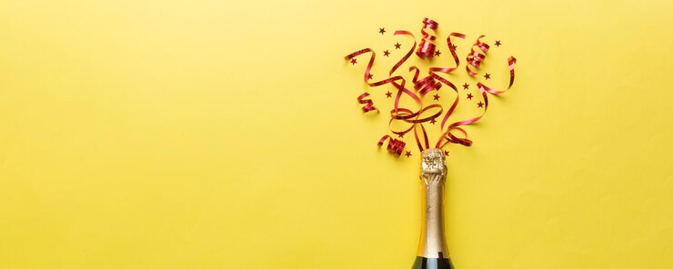 Foto composição plana criativa com garrafa de champanhe e espaço para texto na cor de fundo garrafa de champanhe com serpentinas de festa coloridas feriado ou conceito de natal