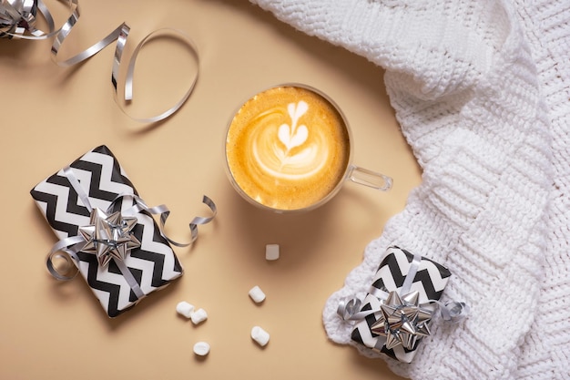 Composição plana de abraço de Natal com bolas de papel de presentes e vista superior da xícara de café