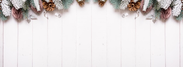 Composição plana de banner de natal de bolas de pinhas na vista superior de fundo de madeira Copiar espaço