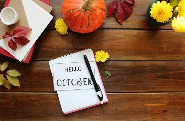 Composição plana de outono com envelope de carta de papel em branco lenço de xícara de café lenço folhas caídas em fundo bege Vista de mesa de mesa estilo hygge de outono