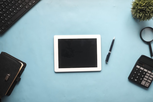 Composição plana de tablet digital e escritório estacionário em fundo preto