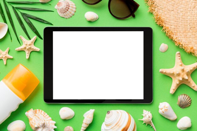 Composição plana leiga com acessórios de tablet e praia em fundo colorido Computador tablet com tela em branco simulado com espaço de cópia