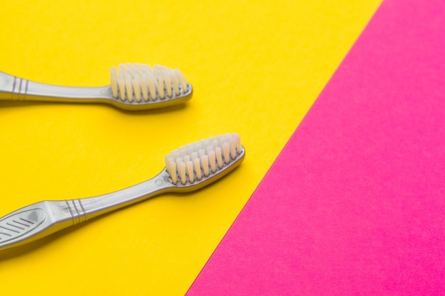 Composição plana leiga com escovas de dente manuais, close-up