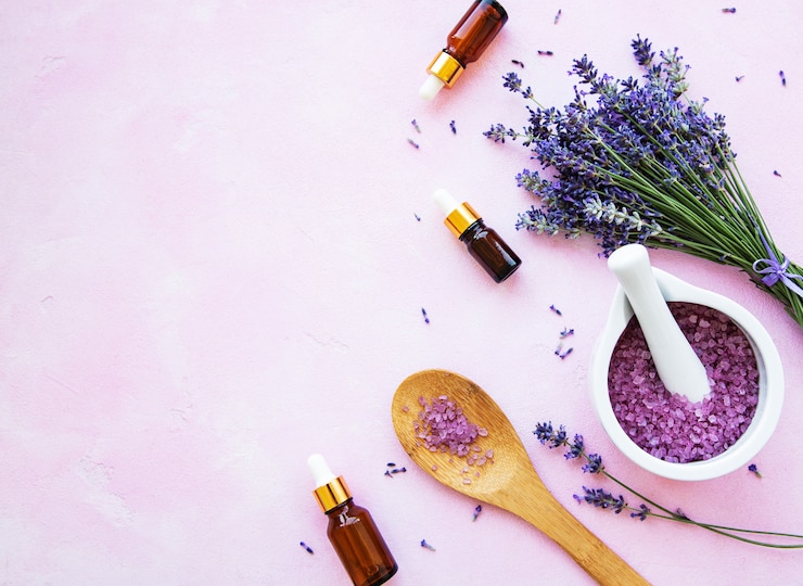 Foto composição plana leiga com flores de lavanda e cosméticos naturais