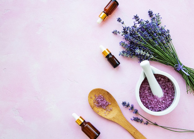 Composição plana leiga com flores de lavanda e cosméticos naturais